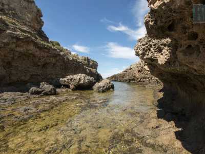 Dalla spiaggetta parte poi un canale che crea una suggestiva insenatura...